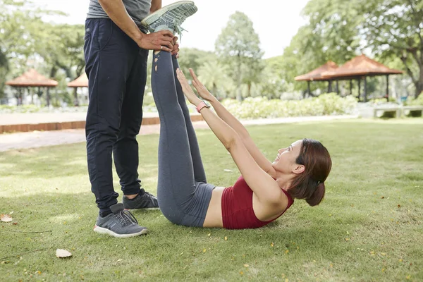 Positive Junge Frau Die Mit Hilfe Ihres Freundes Zehen Berührt — Stockfoto