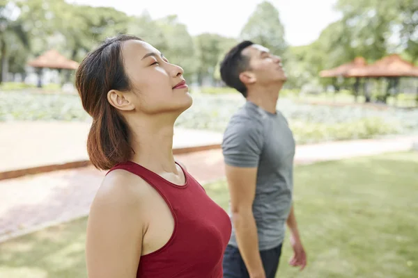 Sorridente Calma Giovane Donna Asiatica Inalando Aria Fresca Preparandosi Formazione — Foto Stock