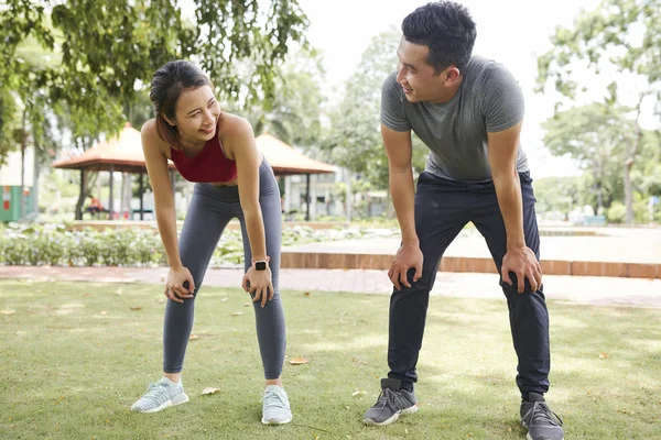 Tired Out Breath Couple Resting Hands Knees Running Park — Stock Photo, Image