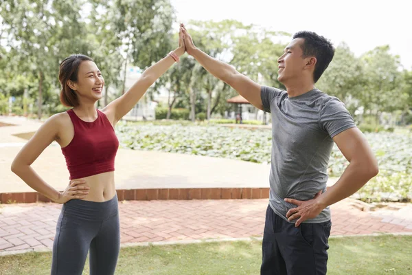 Glückliche Junge Vietnamesische Mann Und Frau Geben Einander High Five — Stockfoto