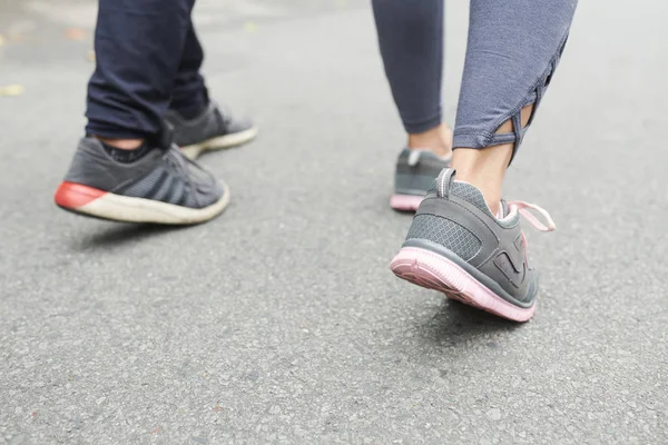 Πόδια Αθλητή Και Γυναίκα Που Περπατούν Ένα Δρόμο Μετά Την — Φωτογραφία Αρχείου