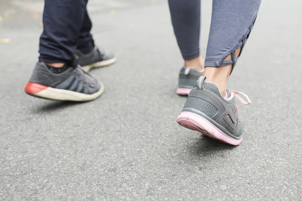 Pieds Sportif Sportive Marchant Sur Une Route Après Entraînement Extérieur — Photo