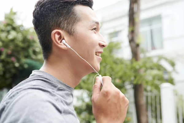 Feliz Joven Asiático Hombre Escuchando Música Los Auriculares Cuando Trota — Foto de Stock