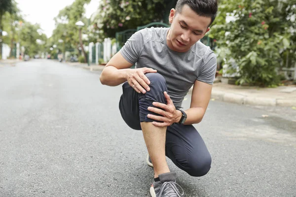 Unga Vietnamesiska Sportsman Lider Smärta Knä Efter Intensiv Träning Utomhus — Stockfoto