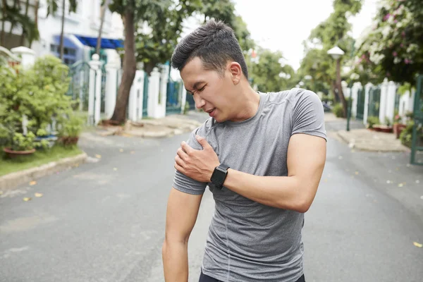 Jeune Homme Asiatique Disloqué Épaule Lors Entraînement Plein Air — Photo