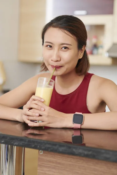 Retrato Joven Sonriente Mujer Asiática Bebiendo Dulce Sabroso Cóctel Frutas — Foto de Stock