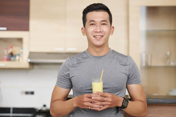 Schöner Junger Vietnamese Mit Bananen Smoothie Zum Frühstück — Stockfoto