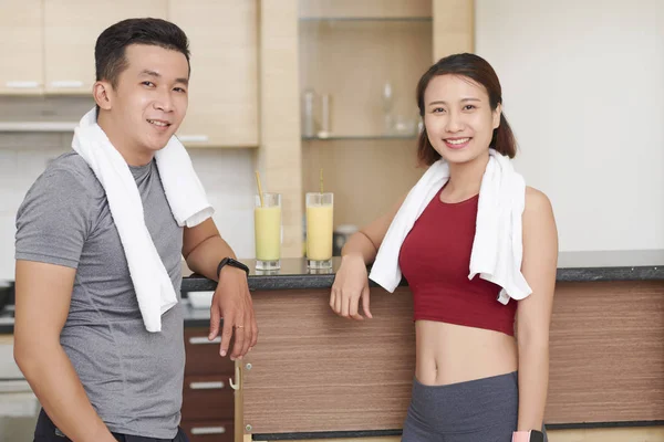 Retrato Instructores Fitness Felices Con Toallas Bar Jugos Gimnasio —  Fotos de Stock