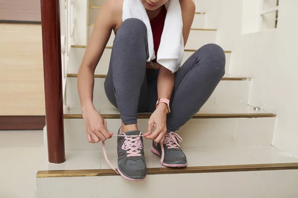 Junge Frau Sitzt Auf Stufen Und Bindet Schnürsenkel Aus Turnschuhen — Stockfoto