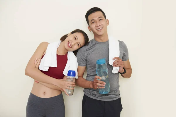 Retrato Jóvenes Entrenadores Fitness Vietnamitas Con Botellas Agua Dulce Sonriendo —  Fotos de Stock