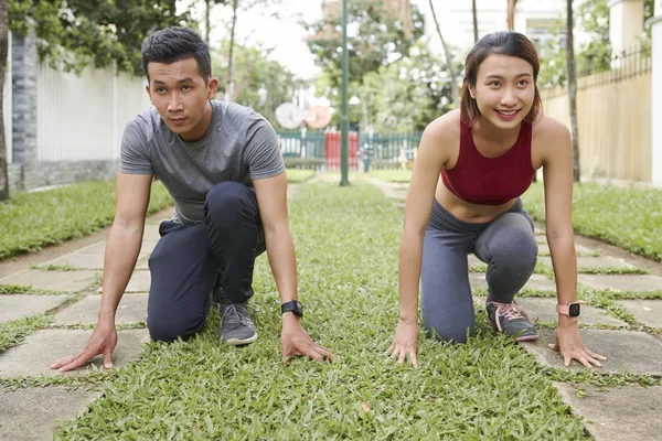 Sorridente Giovane Sportiva Asiatica Sportivo Sempre Pronto Correre Breve Distanza — Foto Stock