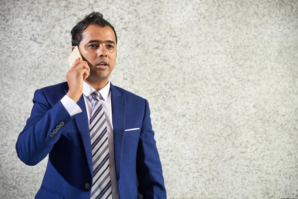 Серьезный Индийский Бизнесмен Стоящий Синем Костюме Ведет Деловую Беседу Мобильному — стоковое фото