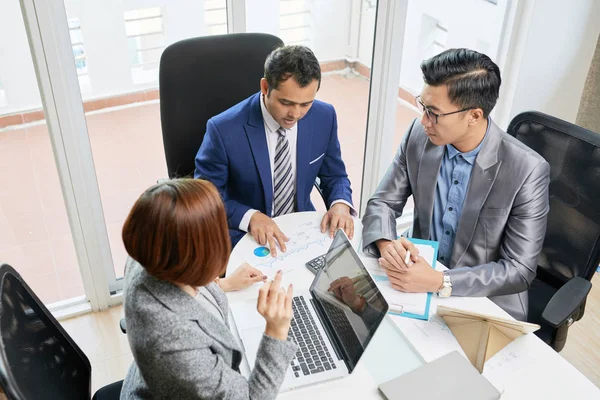 Gruppo Uomini Affari Che Analizzano Grafici Finanziari Utilizzano Computer Portatile — Foto Stock