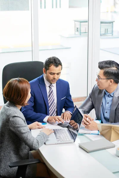 Grupo Empresarios Multiétnicos Sentados Mesa Discutiendo Plan Negocios Equipo Durante — Foto de Stock