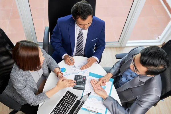 Team Business People Sitting Table Discussing Financial Graphs Charts Together — Stock Photo, Image