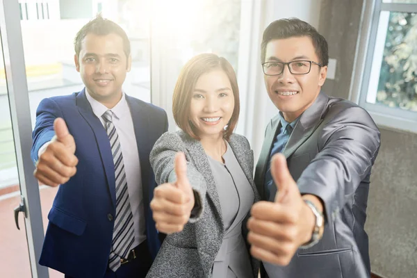 Retrato Grupo Negocios Multiétnicos Mostrando Los Pulgares Hacia Arriba Sonriendo — Foto de Stock