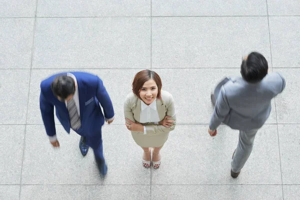 Imagen Alta Visión Joven Empresaria Asiática Pie Con Los Brazos — Foto de Stock