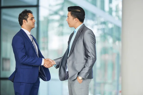Two Businessmen Suits Standing Outdoors Entrance Office Building Shaking Hands — Stock Photo, Image