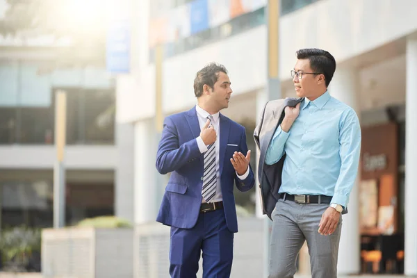 Dos Hombres Negocios Caminando Por Calle Discutiendo Algo Información Después — Foto de Stock