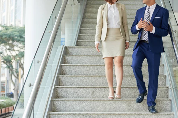 Primer Plano Joven Pareja Negocios Caminando Por Escalera Oficina Moderna — Foto de Stock