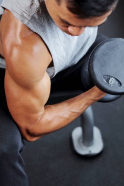 Spor salonunda kaslar oluşturmak için ağırlıkları ile güçlü adam eğitim yakın çekim görüntü