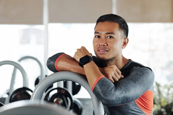 Porträtt Leende Positiv Asiatisk Tränare Lutar Löpbandet Och Tittar Kameran — Stockfoto