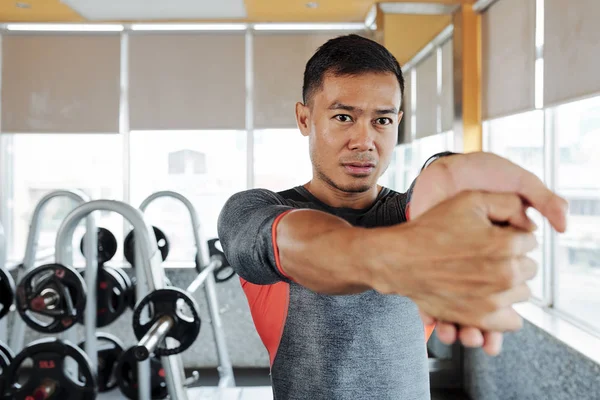 Serieuze Jonge Aziatische Man Doen Stretching Oefening Voor Zijn Handen — Stockfoto