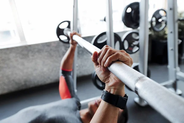 Mains Athlète Faisant Exercice Avec Haltère Lourde Sur Banc Gym — Photo