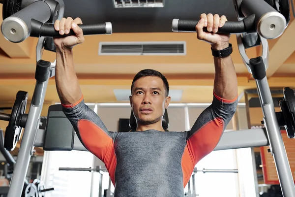 Apto Bonito Homem Asiático Concentrado Fazer Exercícios Peito Exercício Máquina — Fotografia de Stock