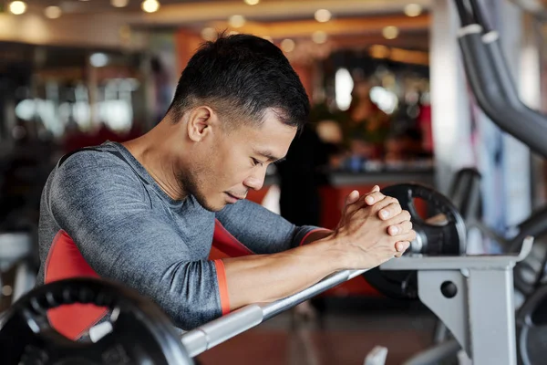 Sportivo Esausto Appoggiato All Attrezzatura Palestra Quando Riposa Tra Set — Foto Stock