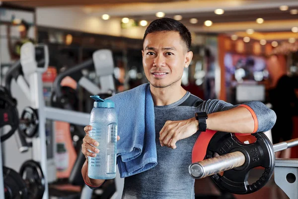 Portret Van Positieve Vietnamese Sportman Staande Sportschool Met Waterfles Handdoek — Stockfoto