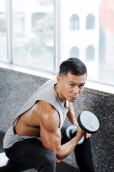 Retrato Del Hombre Vietnamita Sudoroso Forma Haciendo Ejercicios Con Pesas —  Fotos de Stock