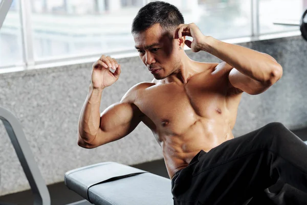 Serieuze Fit Man Doet Fiets Crunch Workout Sportschool — Stockfoto