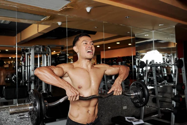 Jovem Esportista Asiático Gritando Fazer Bar Curl Frente Dele — Fotografia de Stock