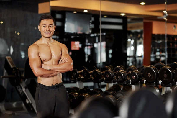 Kendine Güvenen Gömleksiz Fitness Eğitmeni Kollarını Katlanmış Kameraya Gülümseyerek Spor — Stok fotoğraf