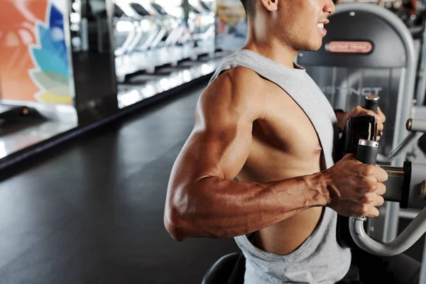 Hombre Joven Forma Fuerte Haciendo Ejercicio Pecho Máquina Gimnasio —  Fotos de Stock