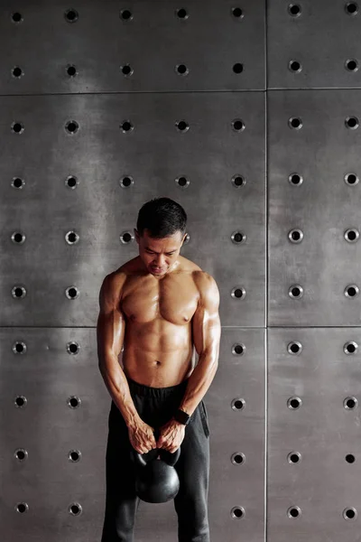 Jonge Shirtless Man Staande Tillen Van Een Zwaar Gewicht Sportschool — Stockfoto