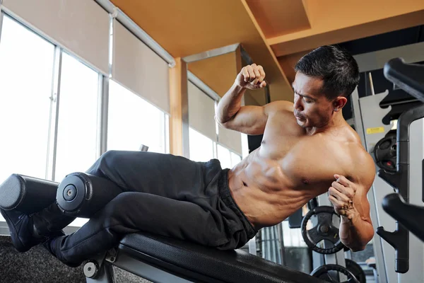 Musculoso Joven Sin Camisa Acostado Press Banca Haciendo Ejercicios Flexiones —  Fotos de Stock