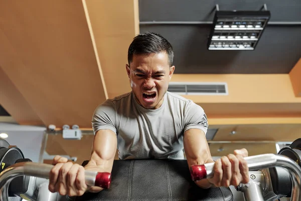 Asiático Joven Haciendo Fitness Entrenamiento Mariposa Máquina Con Pesos Gimnasio —  Fotos de Stock