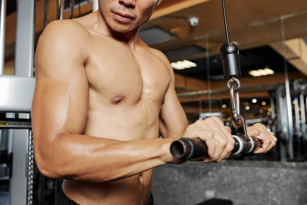 Spor kulübünde ağırlık antrenman ekipmanları ile gömleksiz kaslı adam kaldırma ve bina kasları yakın çekim