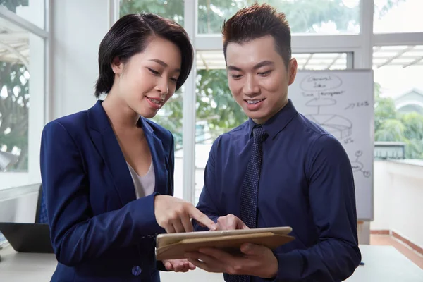 Jonge Aziatische Business Paar Staande Kantoor Wijzend Digitale Tablet Bespreken — Stockfoto
