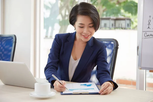 Asiatiska Unga Affärskvinna Sitter Arbetsplatsen Med Laptop Undersöker Finansiella Grafer — Stockfoto