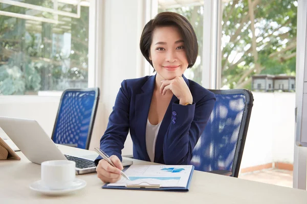 Retrato Joven Empresaria Asiática Sentada Escritorio Oficina Mirando Cámara Mientras —  Fotos de Stock