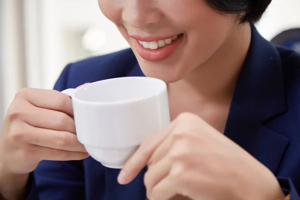 Close Van Jonge Zakenvrouw Die Beker Houdt Geniet Van Koffie — Stockfoto