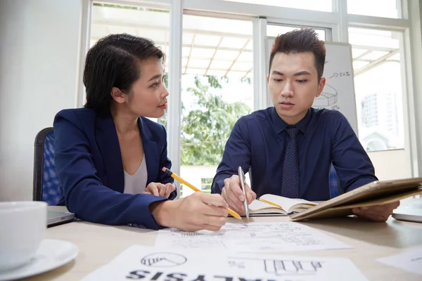 Zwei Geschäftskollegen Sitzen Tisch Und Zeigen Mit Dem Tablet Auf — Stockfoto