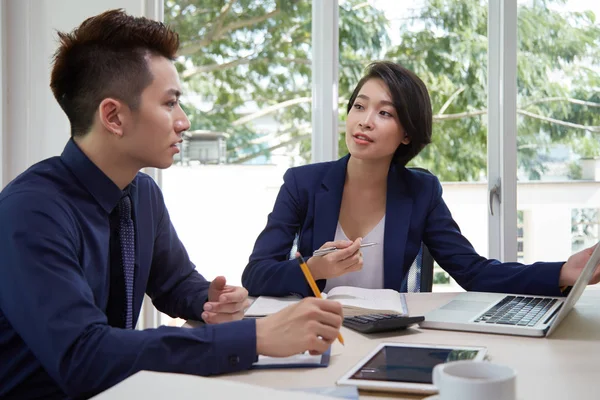 Due Manager Seduti Sul Posto Lavoro Che Lavorano Team Discutono — Foto Stock