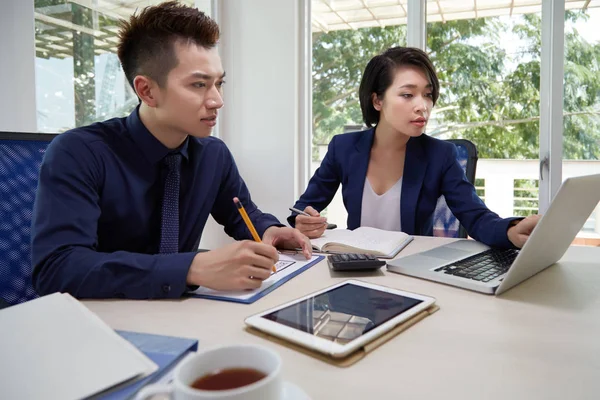 Asiatische Geschäftspartner Sitzen Tisch Und Schauen Auf Den Monitor Des — Stockfoto