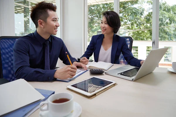 Twee Zakelijke Partners Die Laptop Digitale Tablets Gebruiken Een Zakelijke — Stockfoto