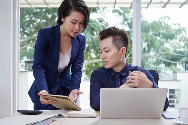 Jonge Zakenvrouw Toont Iets Digitale Tablet Aan Haar Collega Overleg — Stockfoto