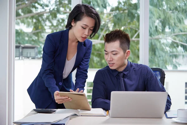 Junge Sekretärin Mit Digitalem Tablet Berät Geschäftsmann Während Büro Laptop — Stockfoto